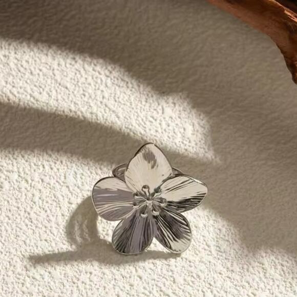 Vintage Silver Statement Flower Ring - Picture 8 of 11